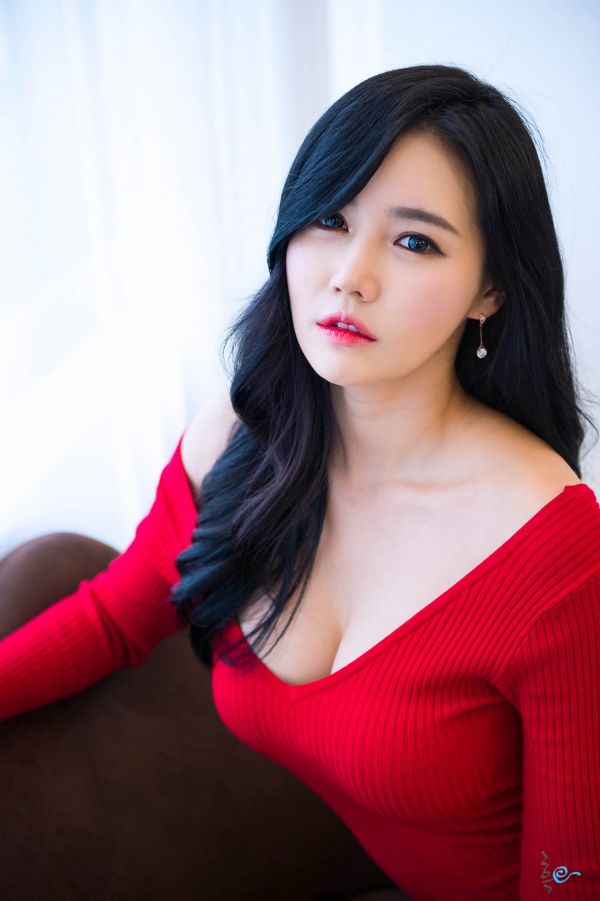 Han Ga Eun,rotes Kleid,V-Ausschnitt,nackten Schultern,hair on one side,hair over one eye