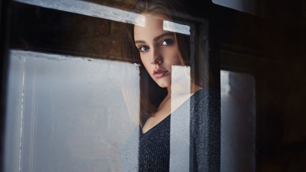 mujer,modelo,morena,Mirando al espectador,ojos azules,suéter