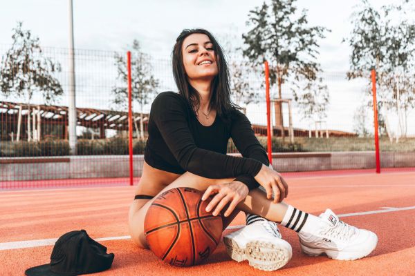 donne,modello,campo da basket,palle,sorridente,seduta