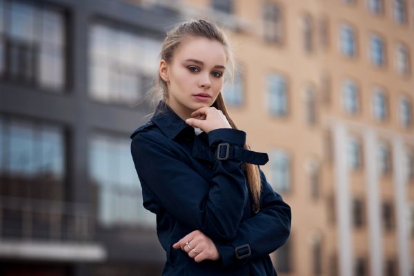 vrouw,blauwe ogen,open mond,blond,trenchcoat,kijken naar kijker