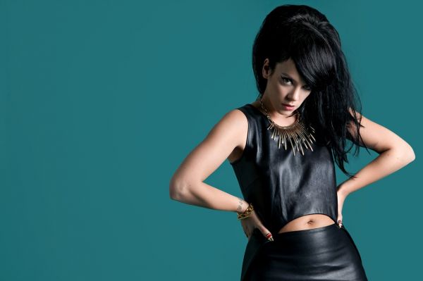 kvinner,Lily Allen,brunette,sanger,enkel bakgrunn,skinn vest