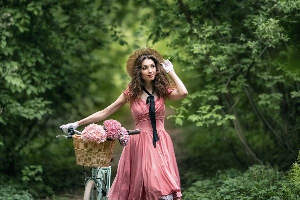 fiets,fabriek,People in nature,flash photography,boom,gras