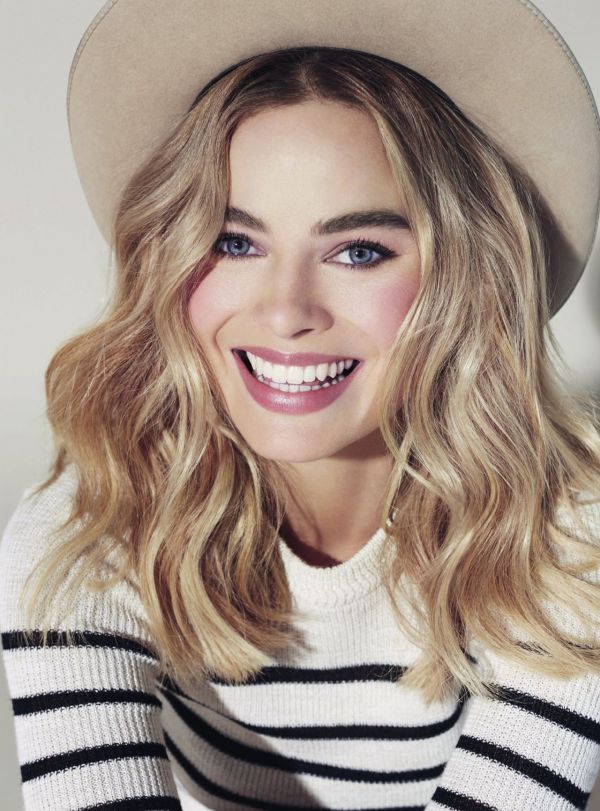 Margot Robbie,aktris,berambut pirang,mata biru,lipstik merah muda,topi