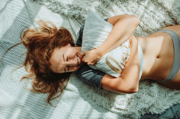 vrouw,brunette,model-,glimlachen,T-shirt,liggen op rug