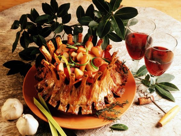 small basket,dîner,pose,du vin,des lunettes