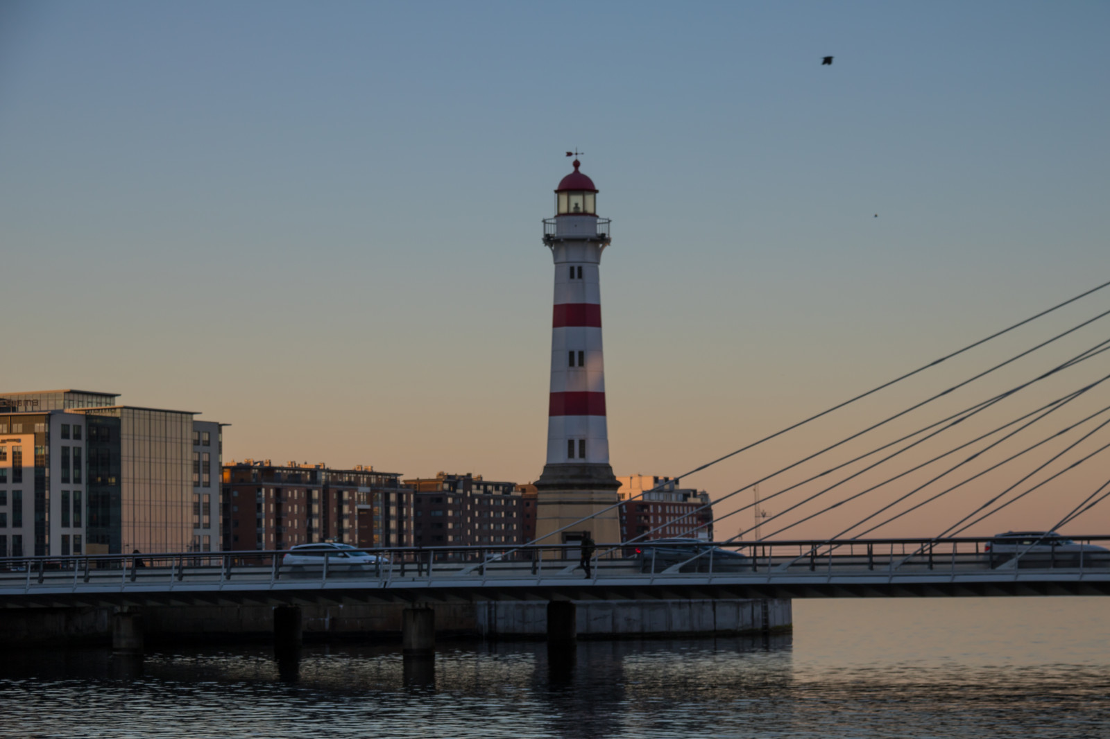 mar, ciudad, Paisaje urbano, vehículo, horizonte, noche, torre, costa, puente, faro, puerto, oscuridad, Hermano, Fyr, Malmo, Malm inrefyr, punto de referencia, camino acuático