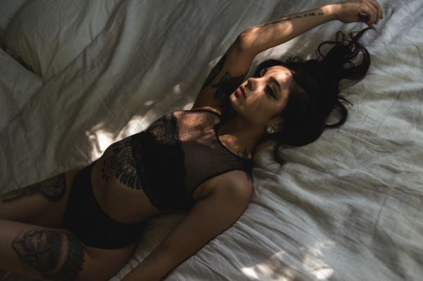 vrouw,model-,tatoeëren,in bed,zwarte lingerie,Persoon