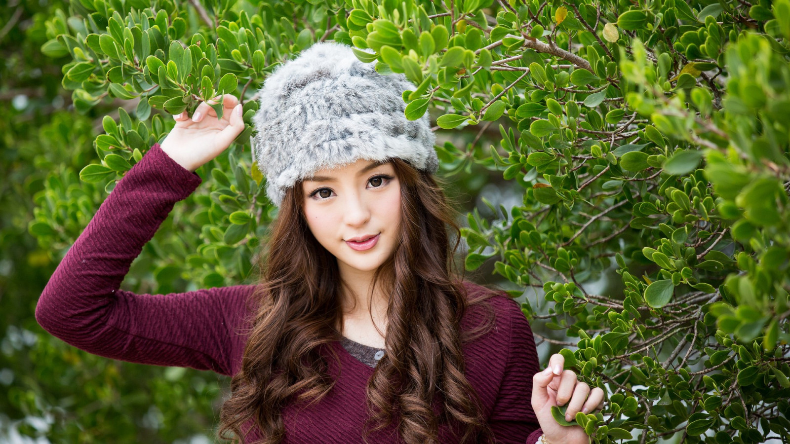 bomen, bladeren, women outdoors, vrouw, model-, scherptediepte, lang haar, natuur, brunette, kijken naar kijker, Aziatisch, hoed, armen omhoog, glimlachen, hoedenzaak, gekruld haar, mode, kleding, bloem, pet, textiel, portretfotografie, fotoshoot