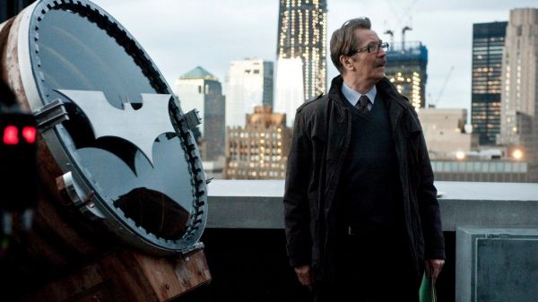 yarasa Adam,Dark Knight Trilogy,Komiser Jim Gordon,Bat Light,Gary Oldman