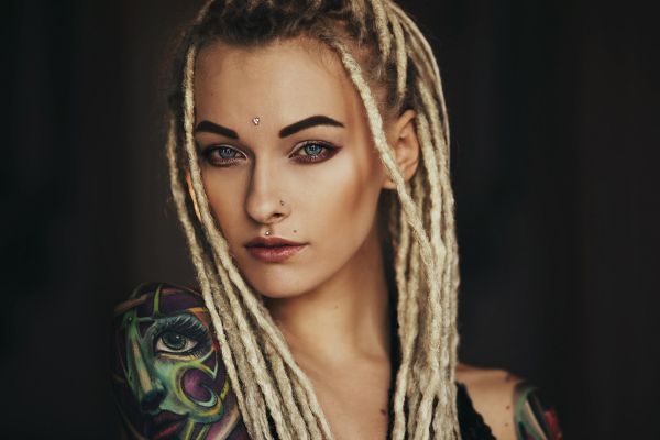 kvinnor,ansikte,blond,blåa ögon,ögonskugga,dreadlocks