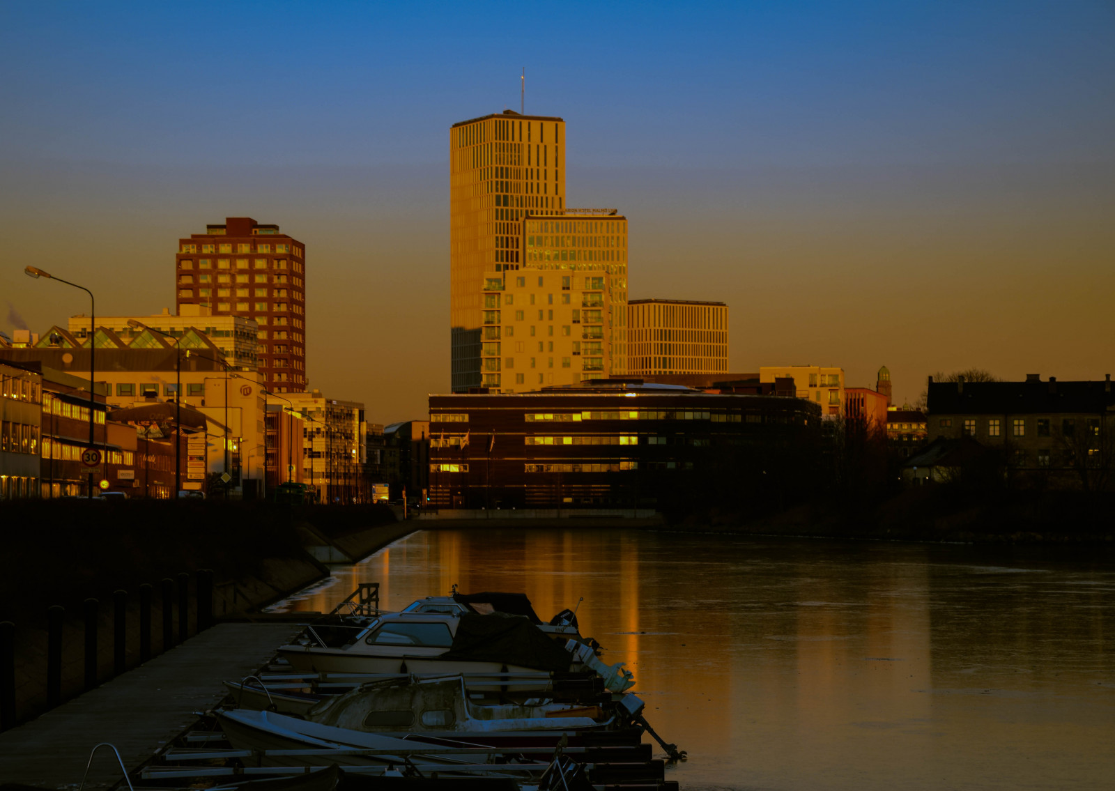 solnedgang, by, gade, bybilledet, nat, arkitektur, afspejling, himmel, køretøj, solopgang, skyline, skyskraber, is, aften, morgen, horisont, Europa, skumring, Tusmørke, Sverige, downtown, daggry, udendørs, cityview, bygninger, både, sk nel n, SE, spegling, himmel, Malm levende, arkitektur, malmø, byområde, menneskelig bosættelse, højhus