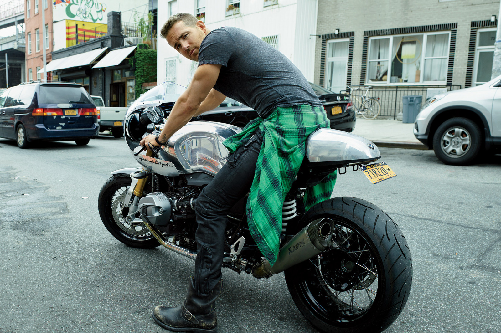 Ryan Reynolds, ator, motocicleta