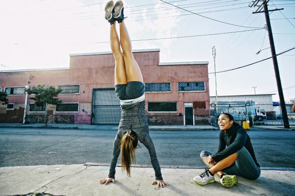 vrouw,uitwerken,straat,atleten,de lente,handstand