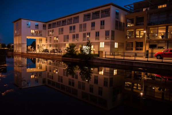 città,paesaggio urbano,notte,architettura,acqua,riflessione