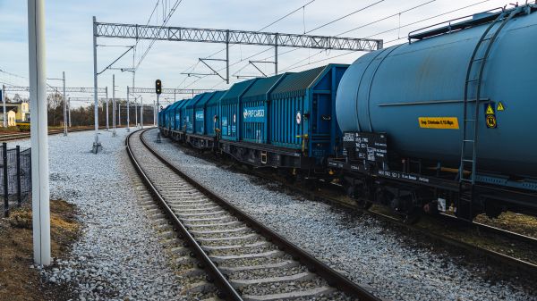 train,sky,land vehicle,vehicle,wheel,rolling stock