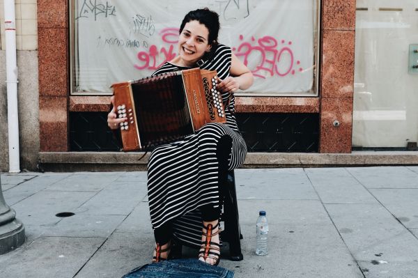 hudba,street music,2048x1365 px,hudobný nástroj,ženy