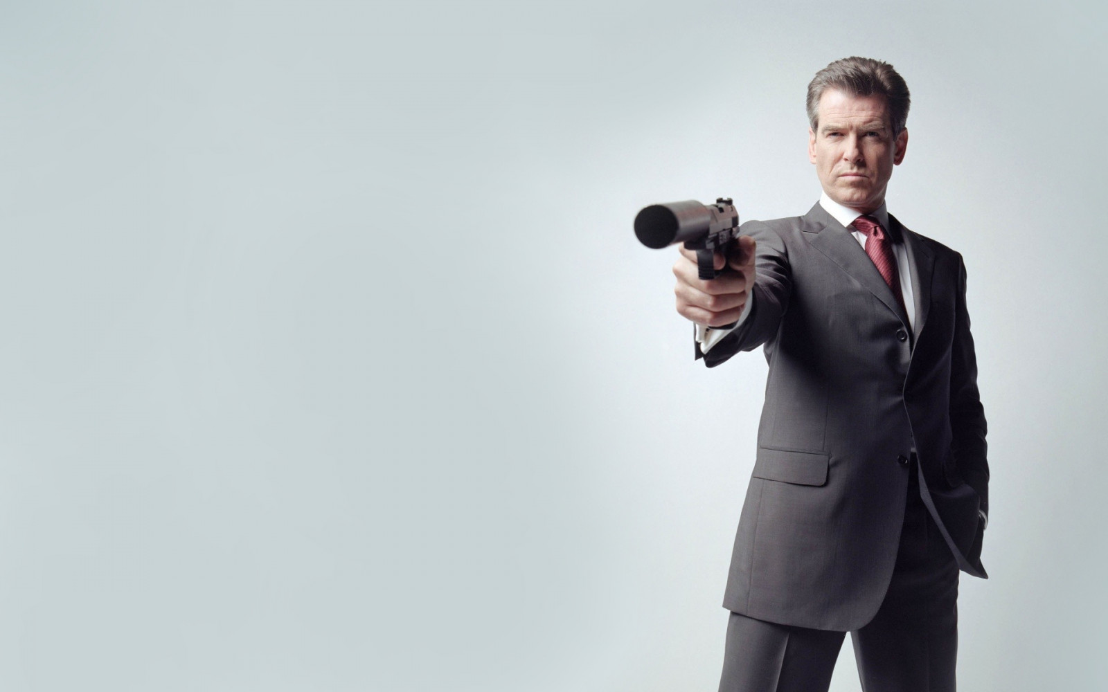 pistolet, fotografia, Pan, James Bond, smoking, Pierce Brosnan, człowiek, fotografia, garnitur, strój formalny