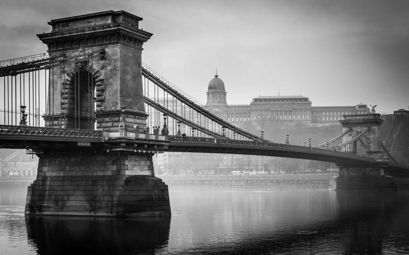 noir, Monochrome, ville, Paysage urbain, architecture, eau, réflexion, la photographie, pont, rivière, Capitale, vieil immeuble, Budapest, Hongrie, Pont en chaîne, vieux pont, point de repère, Phénomène atmosphérique, voie navigable, noir et blanc, Photographie monochrome