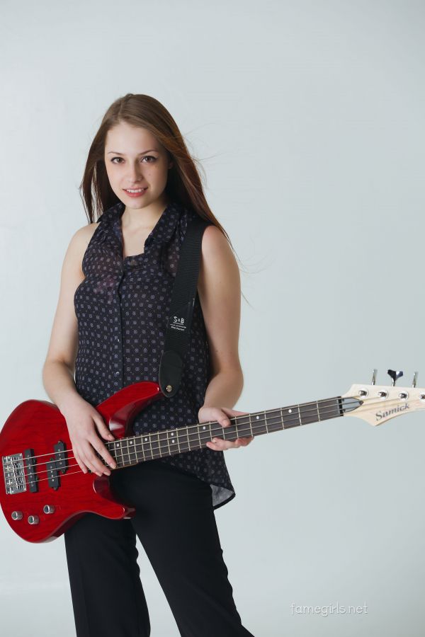 Isabella famegirls,Isabela,famegirls,Guitarras bajas,pelo largo