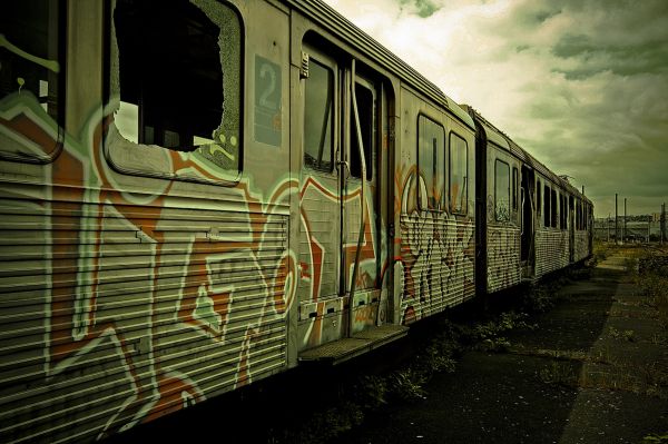 voiture,ciel,véhicule,train,vieux,gare