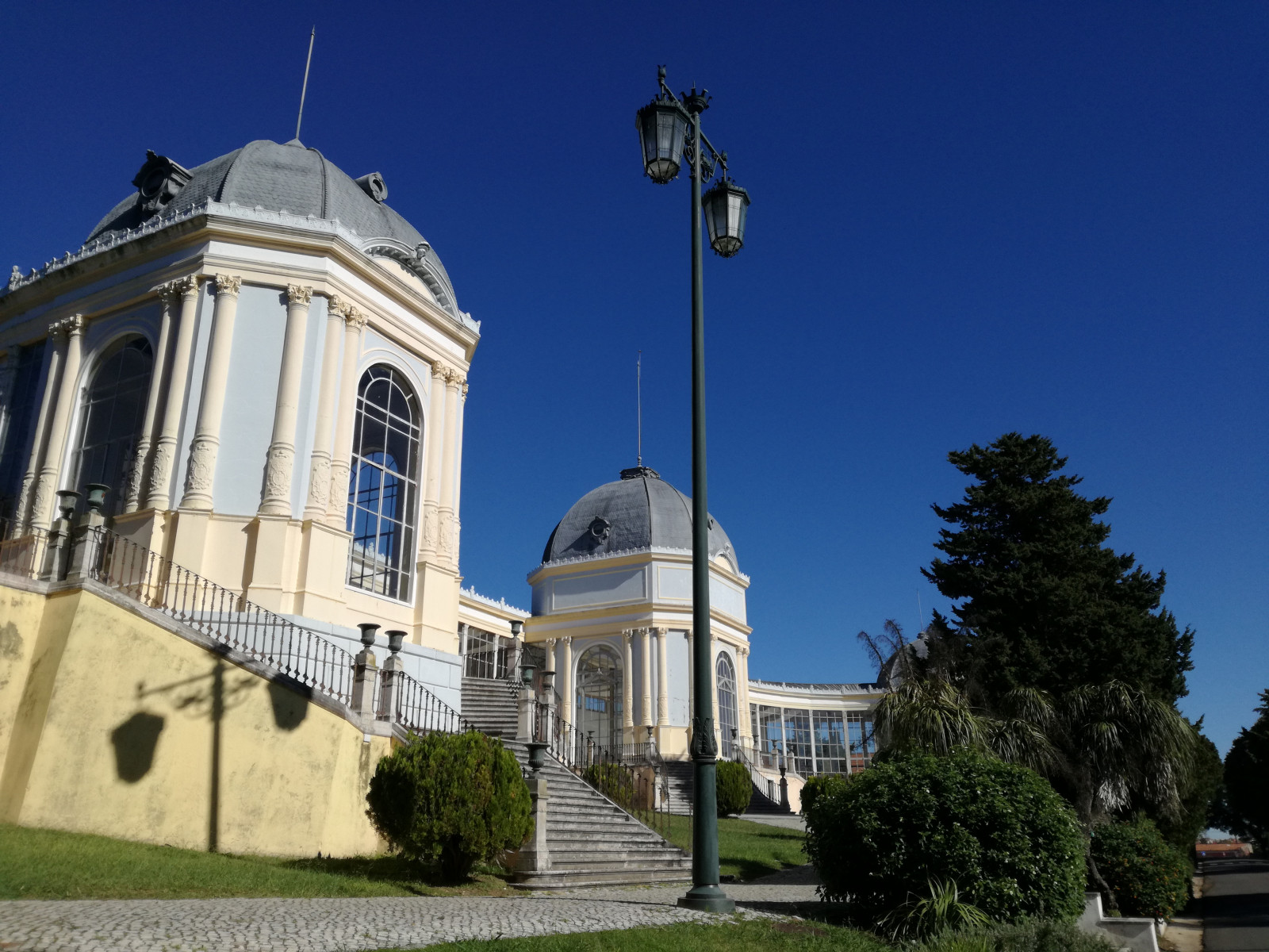 cielo, planta, edificio, árbol, fachada, bienes raíces, ciudad, cúpula, ventana, luz de la calle, césped, polo, arco, Arquitectura medieval, Iglesia, Arquitectura clásica, lugar de adoración, Arquitectura bizantina, capilla, casa, torreta, official residence, atracción turística, parroquia, public utility, lámpara, palacio, convento, casa señorial, sitio historico, inmuebles