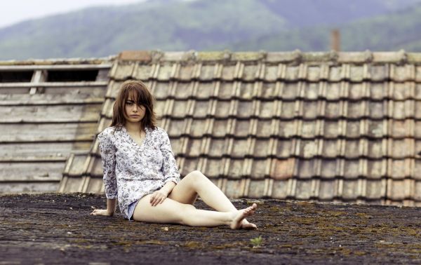 屋外の女性,女性,モデル,裸足,座っている,写真