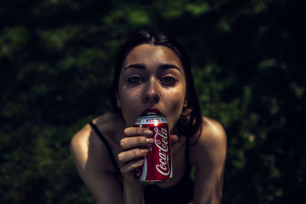 vrouw,model-,portret,brunette,blote schouders,kijken naar kijker