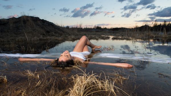 Frau,Nasse Kleidung,Frauen im Freien,lächelnd,Wasser,Nassen Körper