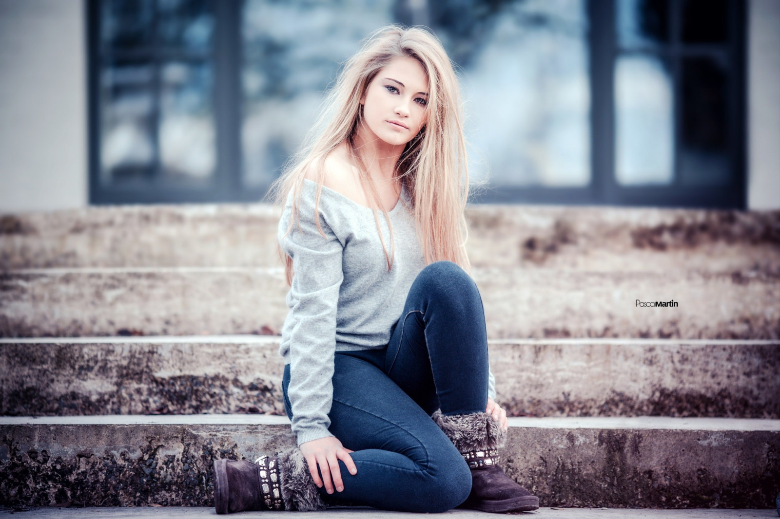 blanco, mujer, modelo, retrato, rubia, pelo lacio, pelo largo, hombros descubiertos, Mirando al espectador, sentado, fotografía, azul, Moda, Persona, niña, belleza, mujer, fotografía, Posiciones humanas, Fotografía de retrato, Sesión de fotos, Pascal Martin