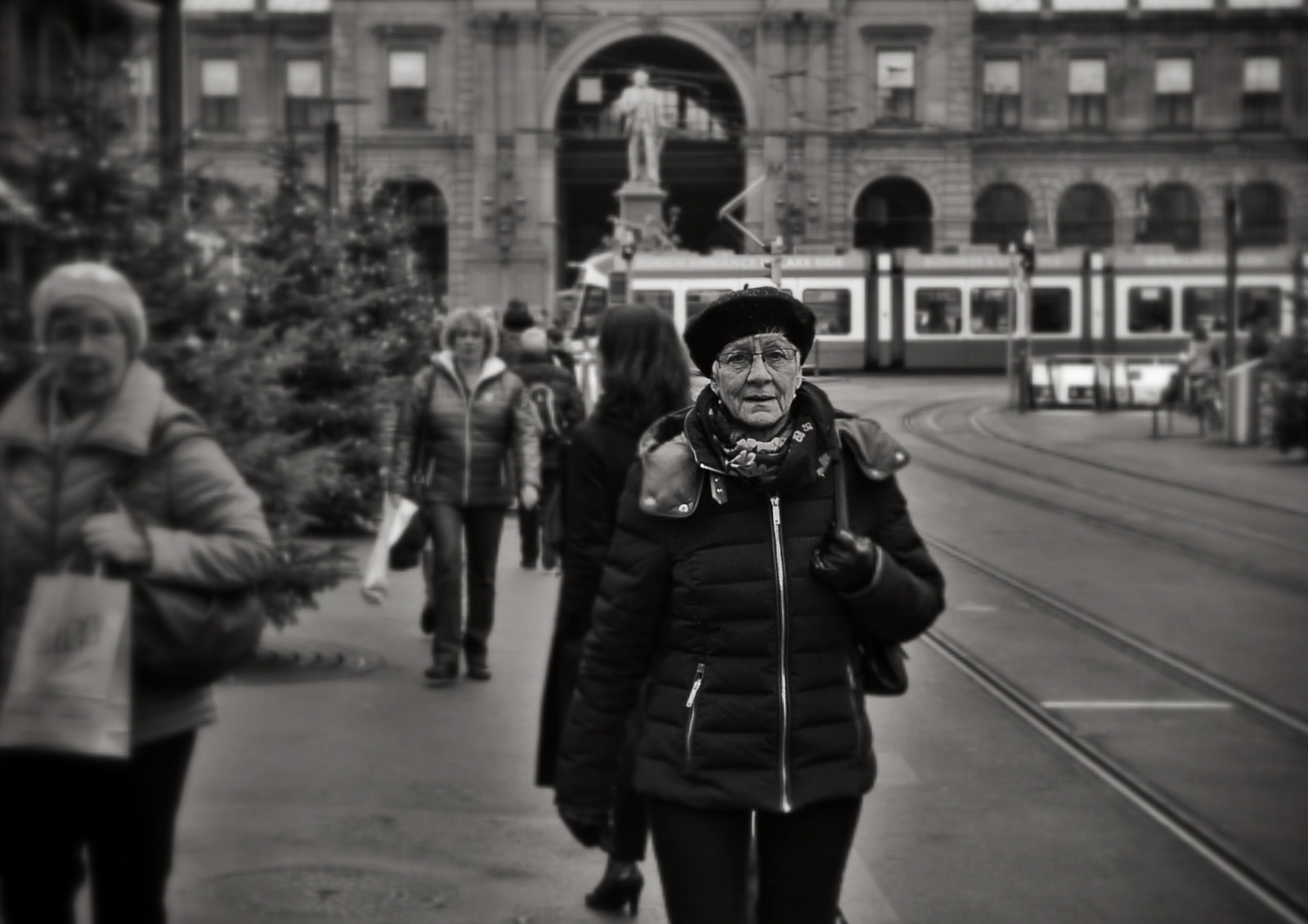 personer, kvinnor, svartvit, stad, gata, urban, vinter-, väg, schweiz, Nikon, spårvagn, zurich, infrastruktur, fotgängare, bw, gatukonst, gatuliv, streetphoto, streetphotography, folkmassan, porträtte, uppriktig, streetportrait, ansikten, schweiz, schweizisk, strasse, street, stadt, på gatorna, Straßenszene, z ri, streetfashion, streetphotographer, fascinationstreet, schwarzundweiss, 175.528, z rilinie, streetpix, z richzurich, strassenfotografie, streetfotografie, strasenfotografie, stphotographia, z richstreet, nikond300s, Snapseed, streetartz ri, thomas8047, streetphotographyschweiz, z richstreetphotography, Bahnhof, snapshot, VBz, SBB, huvudstation, hb, svartvitt, svartvit fotografering