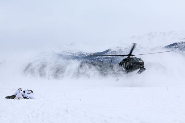 US Army Paratroopers,la neve,coperta di neve,4th Infantry Brigade Combat Team,Sikorsky UH 60 Black Hawk,rotor wash