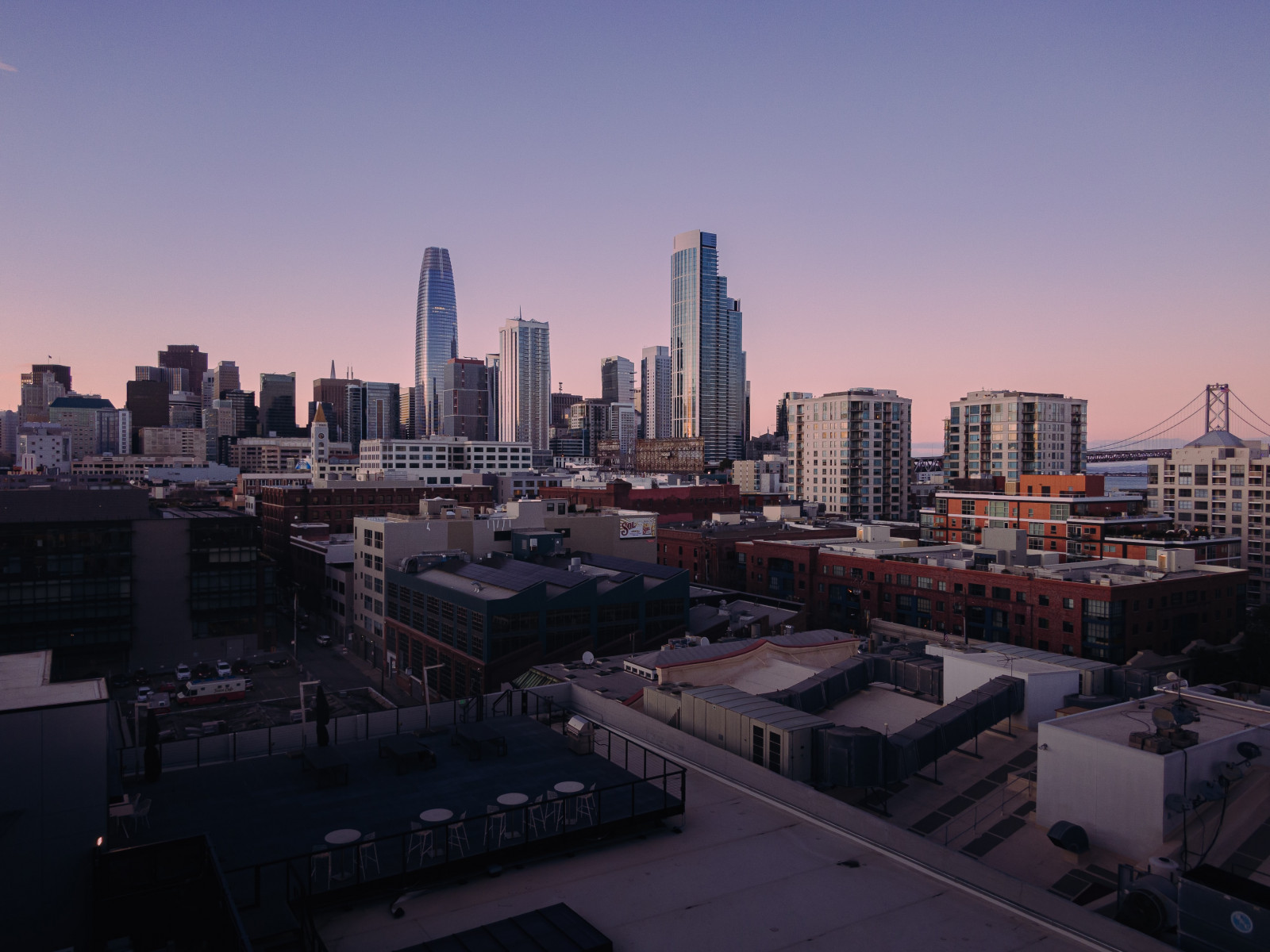 gebouw, hemel, atmosfeer, dag, wolkenkrabber, torenflat, schemer, condominium, Stedelijk ontwerp, nagloed, woongebied, landschap, zonsondergang, horizon, stadsgezicht, venster, toren, dak, stad, Commercieel gebouw, zonsopkomst, metropolis, gemengd gebruik, appartement, dageraad, voorstad, downtown, avond, hoofdkwartier, luchtfotografie, horizon, nacht, hoofdkantoor, vogelperspectief, huis, boom, winter, metaal