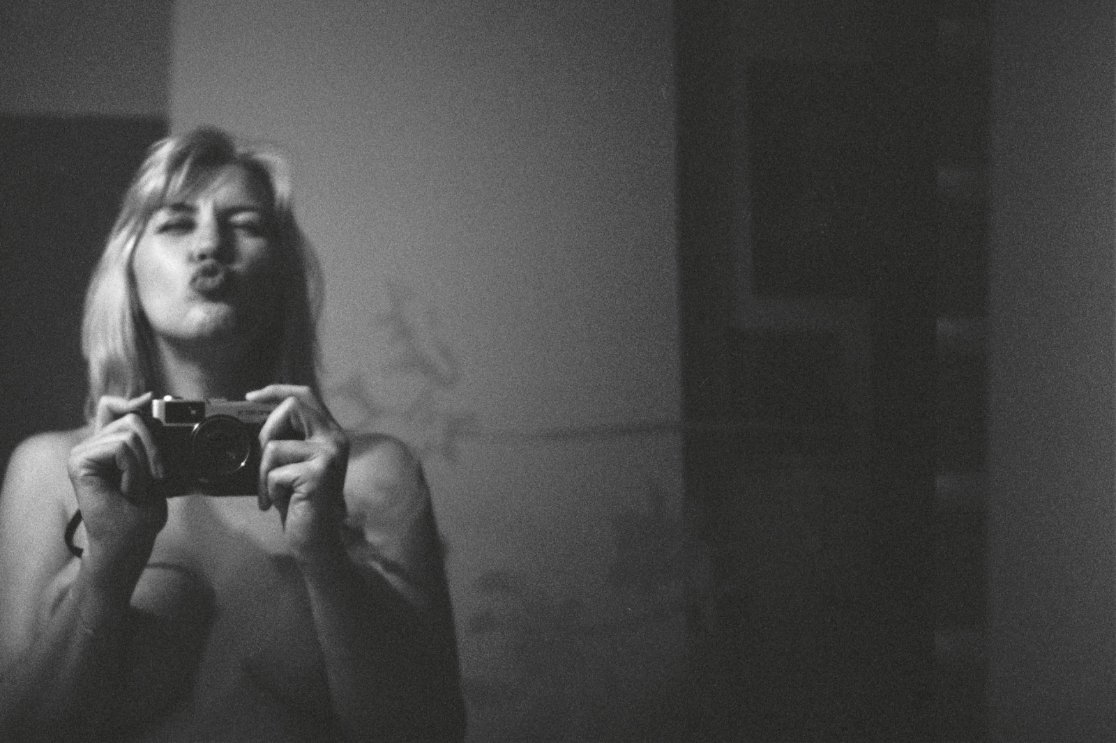 blanc, noir, Monochrome, portrait, la photographie, miroir, aux seins nus, amateur, 35MM, Kodak, Noir, minuit, Olympe, noir et blanc, lumière faible, point, fille, Bw, femme, analogique, baiser, Selfie, photographier, film, analogue, obscurité, voyage, Blanc, Zuiko, X, 400, Argentique, Filmisnotdead, Femme, muscle, soi, 35, instantané, Trix, tirer, Miroir, Analogique, Pellicule, débutant, pointe et tire, noir et blanc, Photographie monochrome, film noir, Girlphotographe, Braless, Francophotographe, tri, Darladirladada, Voyage35, Bisous