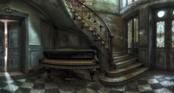 à l'intérieur,vieux,maison,instrument de musique,piano,escaliers