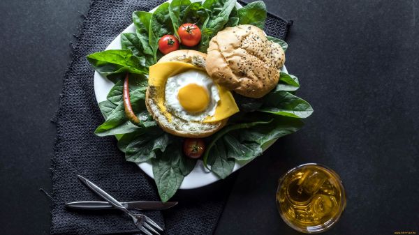 mat,ägg,bröd,olive oil,sallad,fortfarande liv