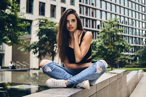 vrouw,Max Gor,brunette,bruine ogen,black tops,gescheurde spijkerbroek