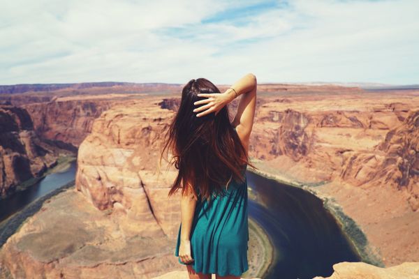 Frau,Modell-,lange Haare,kastanienbraunes Haar,Frauen im Freien,Minikleid