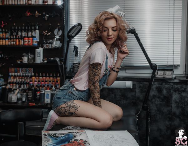 Gadis bunuh diri,wanita,rajah,ElisaRose,Tattoo studio,rambut merah muda