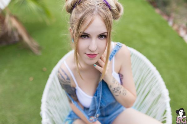 Suicide Girls,tatouage,blond,jardin,Trece,chaise