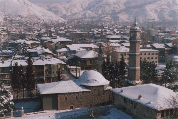 alberi,montagne,città,paesaggio urbano,la neve,inverno