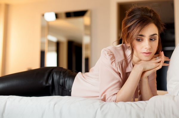 Lily Collins,nők,modell,barna,színésznő,lefekvés