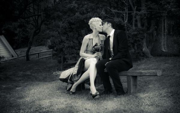 couple,date,bench,kiss,love