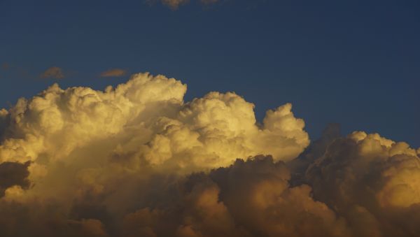 la nature,des nuages,le coucher du soleil