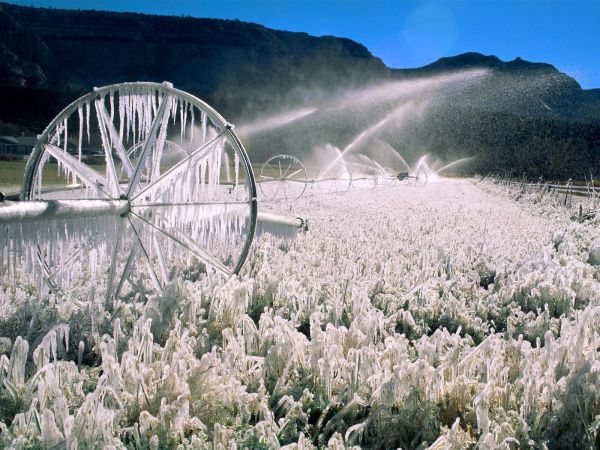 ice,splashes,wheels,field