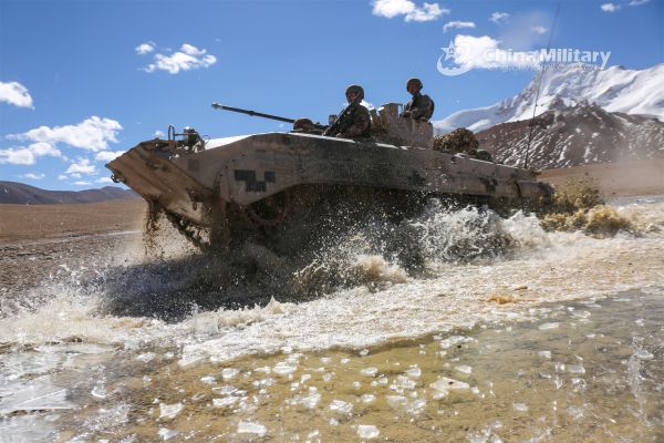 China,tanque,nuvens,montanhas,propaganda