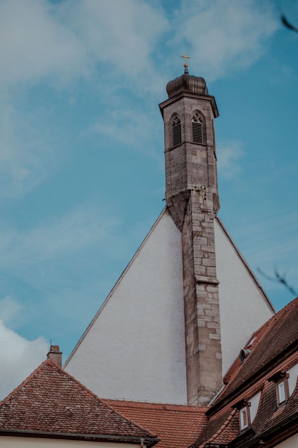 Kirche,altes Gebäude,Wolken,blau