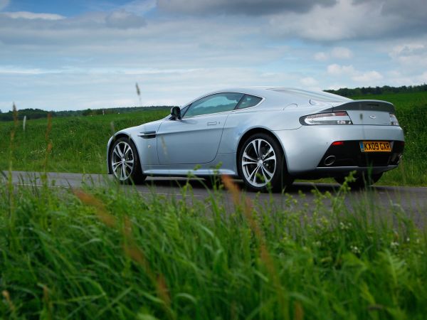 Aston Martin,V12,Zagato,widok z boku,2009,Srebrny metalik