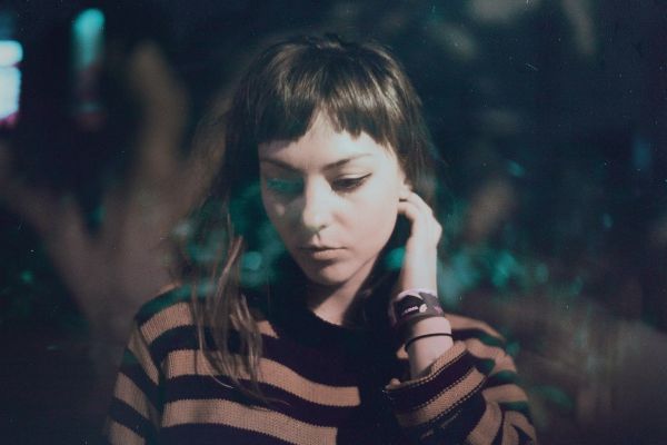 nők,barna,csíkos ruha,Angel Olsen,gitáros,éneklés