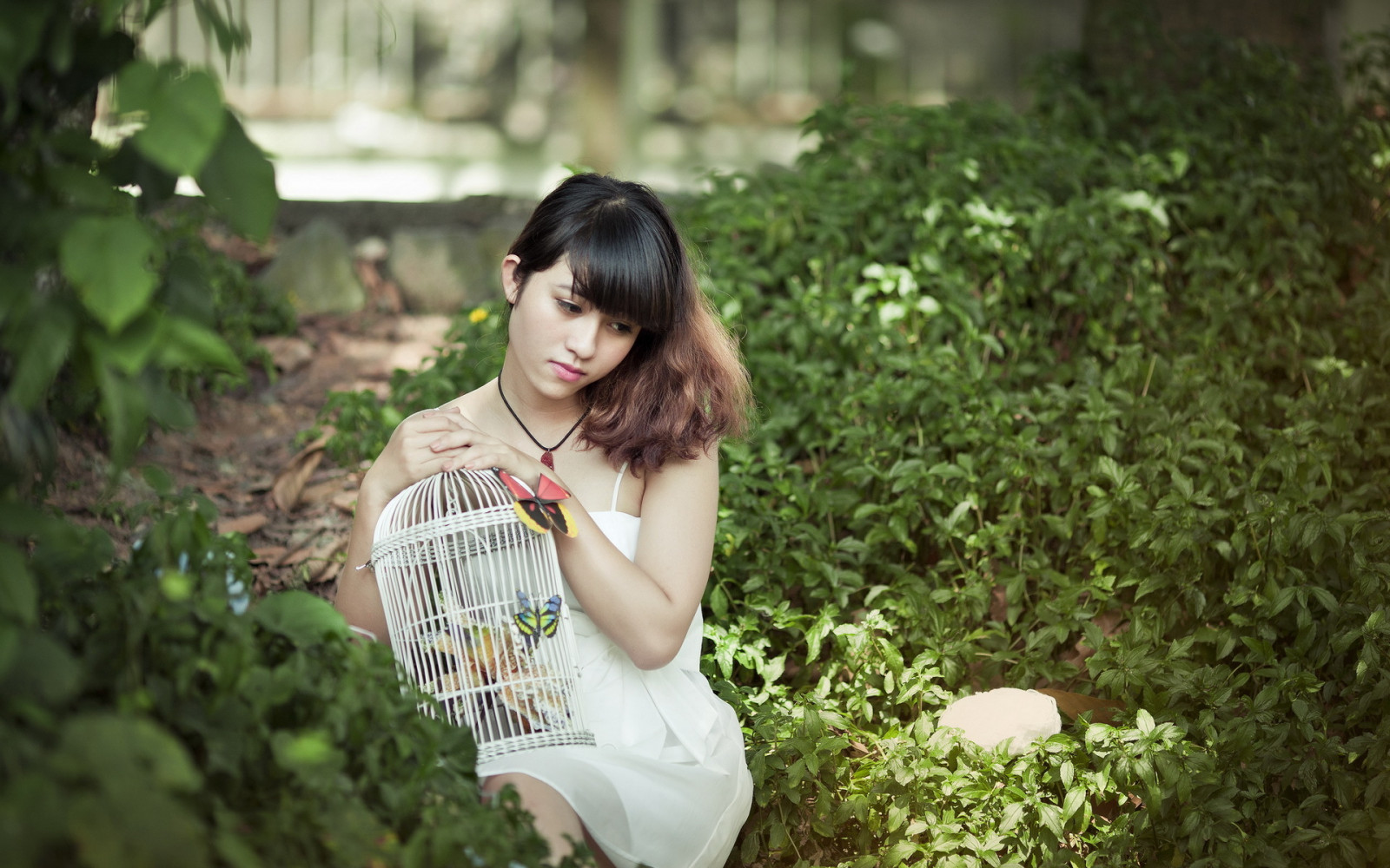 ปลูก, flash photography, People in nature, มีความสุข, แสงแดด, หญ้า, street fashion, เหลือง, ผมสีดำ, ต้นขา, การพักผ่อนหย่อนใจ, ป่า, ผมยาว, ขามนุษย์, ถิ่นทุรกันดาร, สวน, สร้อยคอ, ผมสีน้ำตาล, นั่ง, โทน, เสื้อยืด, เครื่องเพชรพลอย, ป่า, การถ่ายภาพบุคคล, แว่นตา, การถ่ายภาพ, แนวตั้ง