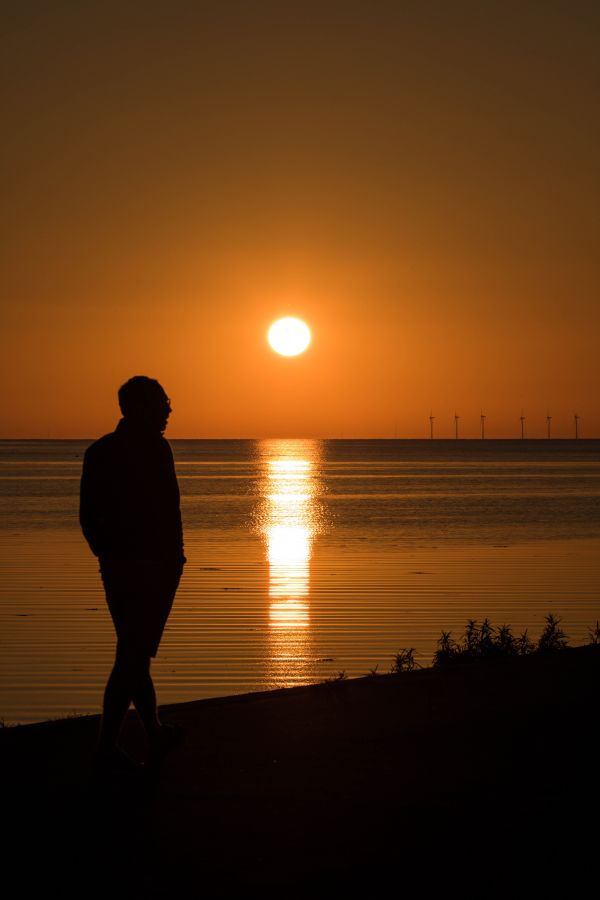 lumière du soleil,gens,le coucher du soleil,mer,réflexion,silhouette